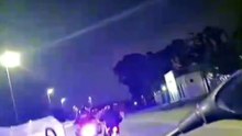 A toda velocidad así detuvieron a un motociclista que escapaba por Centenario