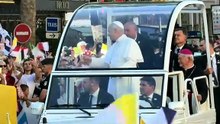 Pope Leo XIV arrives at Notre-Dame after a procession in the popemobile #paris