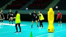 Hentbolun simge isimlerinden Yeliz Özel, Yozgat GSK'nin başarısı için ter döküyor | Ajansspor | AA