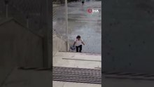 Yağmur altında istiklal marşı okuyan ilkokul öğrencisi takdir topladı