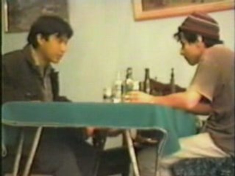 El hombre sentado a la mesa