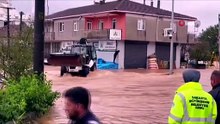 Kuvvetli yağış barajı taşırdı, mahalle sulara gömüldü: Okullar tatil edildi