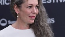 Olivia Colman überrascht mit grauen Haaren