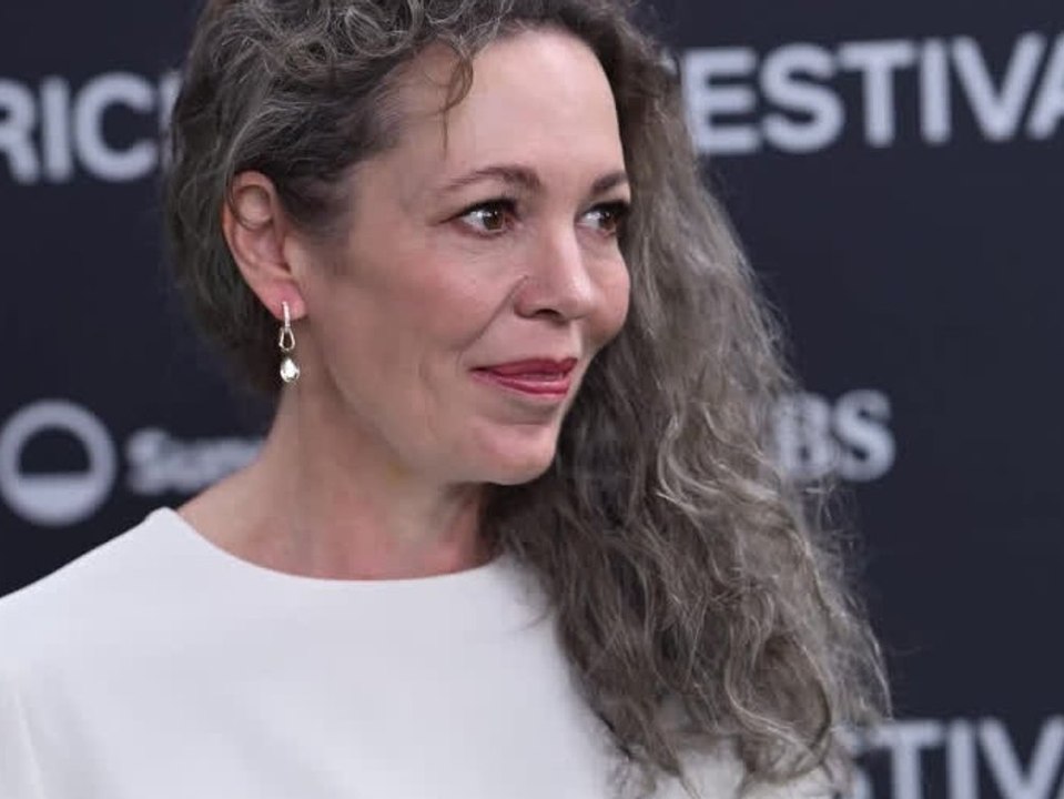 Olivia colman überrascht mit grauen haaren