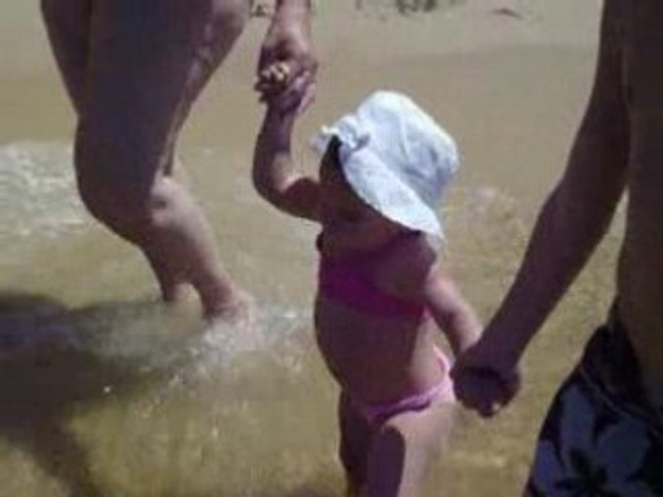 Dounia marche sur la plage