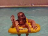 Dounia a la piscine de tatie avec mamounette