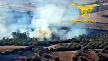 Fiamme a Villanovafranca, in azione un elicottero | VIDEO |