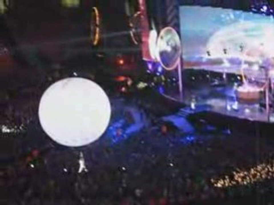 Muse_at_Wembley_Stadium_-_Blackout_-_16_06_07