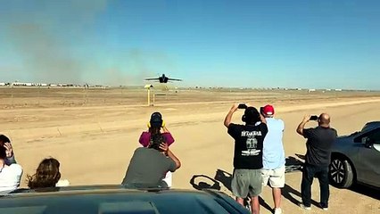 Un F/A-18 des Blue Angels frôle les spectateurs et soulève un nuage de poussière en Californie