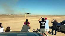 Un F/A-18 des Blue Angels frôle les spectateurs et soulève un nuage de poussière en Californie