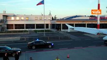 Meloni in visita nella Repubblica Ceca, accolta in aeroporto a Praga con un mazzo di fiori