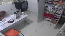 Suspeito tira roupa para invadir loja, alarme disparar e rapaz acaba preso