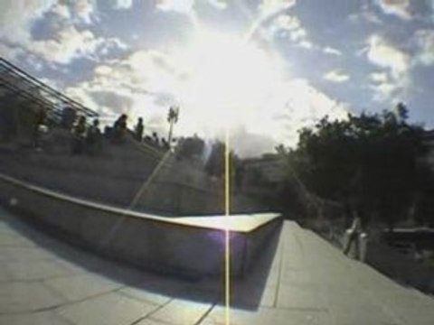 Moi en varial heel et en hardflip sur 2 blocs