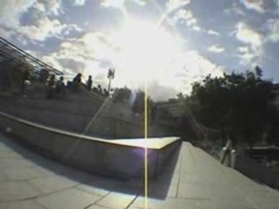 Moi en varial heel et en hardflip sur 2 blocs