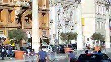 Durante detenção, agente é atropelado por carro da... polícia