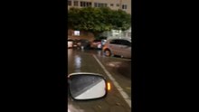 Avenida Santa Leopoldina, em Vila Velha, fica debaixo d'água