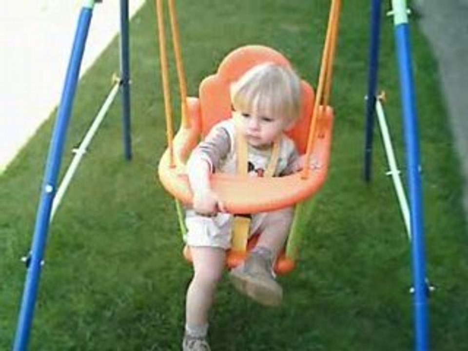 Rémy sur sa balançoire