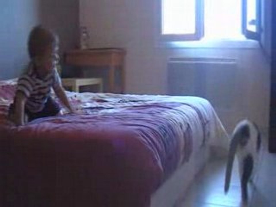 SUR LE LIT DE PAPA ET MAMAN