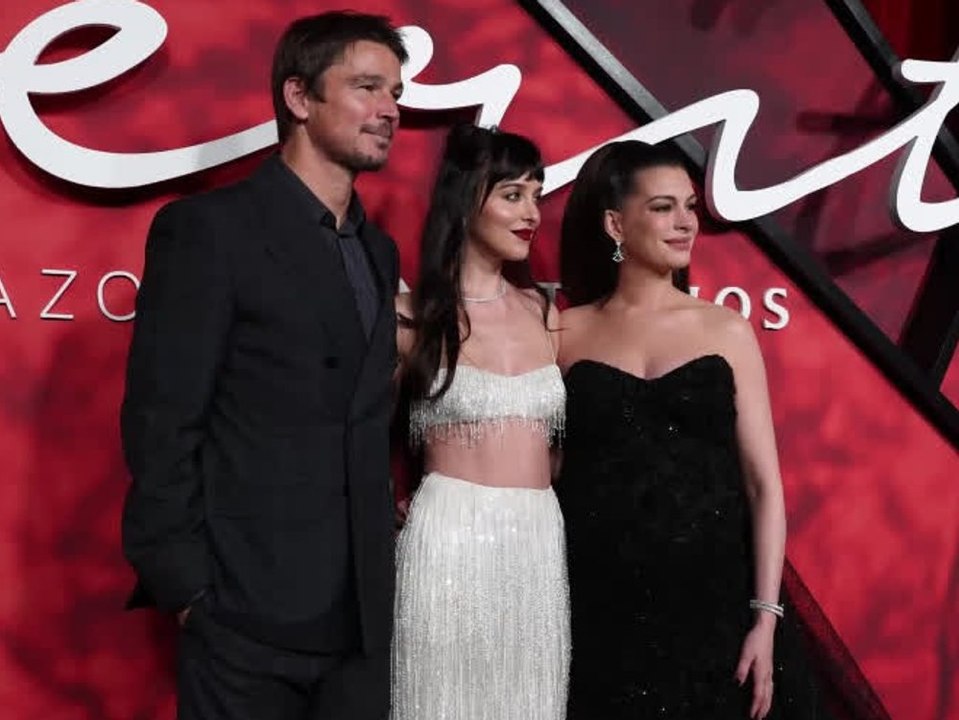 Anne Hathaway und Dakota Johnson funkeln auf dem roten Teppich