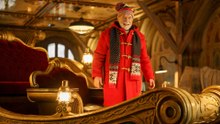Arnold Schwarzenegger als Weihnachtsmann: In der Amazon-Komödie The Man with the Bag mit Reacher-Star Alan Ritchson steht die Bescherung auf dem Spiel