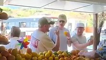 McTominay turista perfetto a Ischia: lo scozzese alle prese con l'aranciata - VIDEO