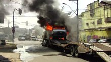 Carreta cegonha pega fogo em Vila Velha; carro que estava em cima ficou destruído