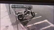Criminosos roubam moto estacionada em rua no Centro de Vitória