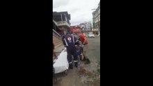Escada cede durante socorro à idosa em Cariacica
