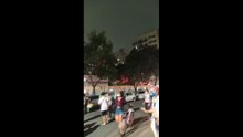 Manifestantes em apoio à professora