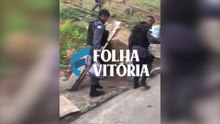Policiais ajudam idoso a carregar sacos de areia em Vila Velha