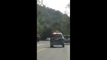 Motorista flagra momento que caminhão tomba na BR-262