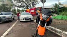 Carro e moto batem no Centro de Cascavel e motociclista fica ferido