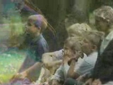 Enfants s'amusant avec des bulles de savon géantes