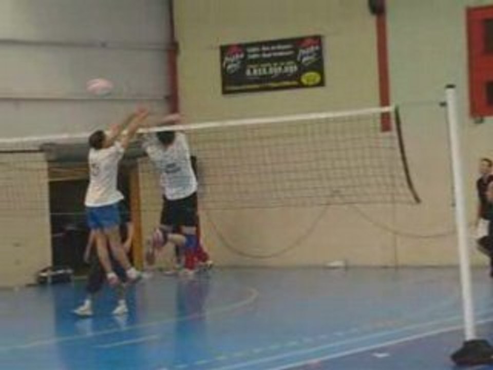 VOLLEY BABASS ATTAQUE EN MANCHETTE ARRIERE