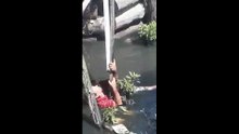 Homem cai em rio ao passar por ponte com problemas na estrutura