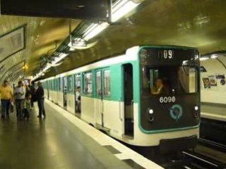 Le MP 59 N°6090 quittant Rambuteau sur la ligne 11