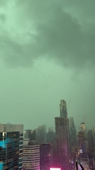 Timelapse Captures Dramatic Thunderstorm Over Toronto, Canada - video ...