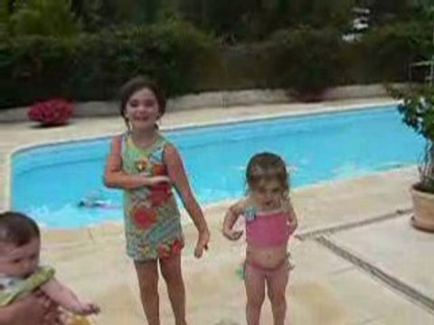 Madeleine et Joséphine dansent la tecktonik