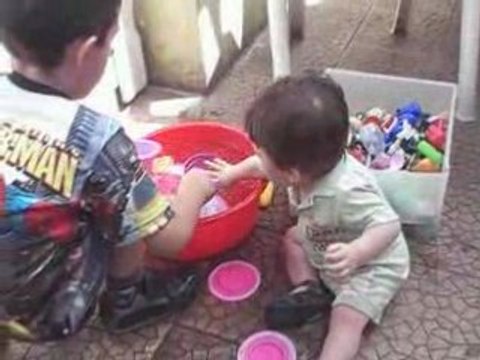 Evan et Andy jouent sur la terrasse - 4 août 2008