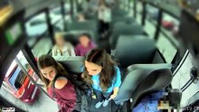 "Cabeça descaiu". Alunas intervêm após motorista sofrer emergência médica