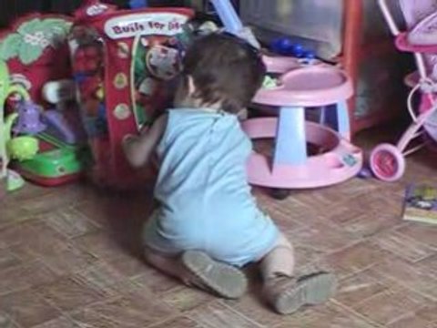 Evan joue au ballon 2 - 8 août 2008