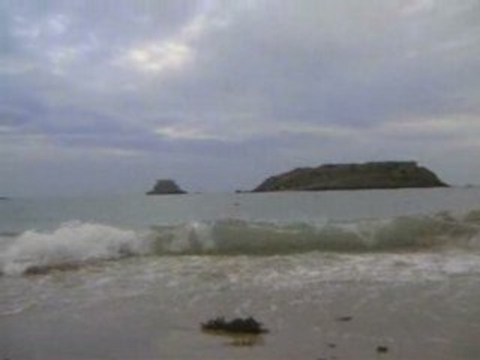 La mer  sur la plage du bon secourt a Saint Malo (35)