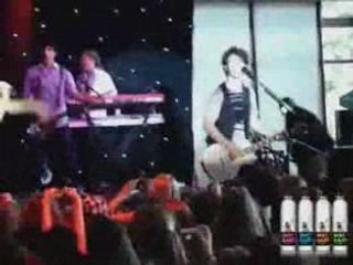 The Jonas Brothers enjoyin' some WAT-AAH!