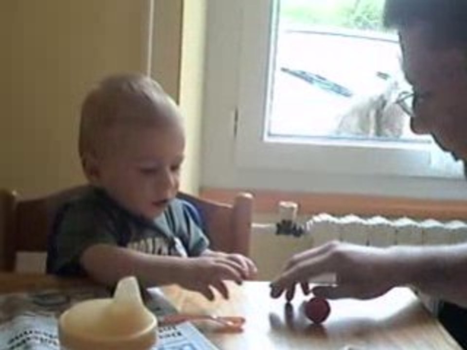 Jules joue avec papa aout 08