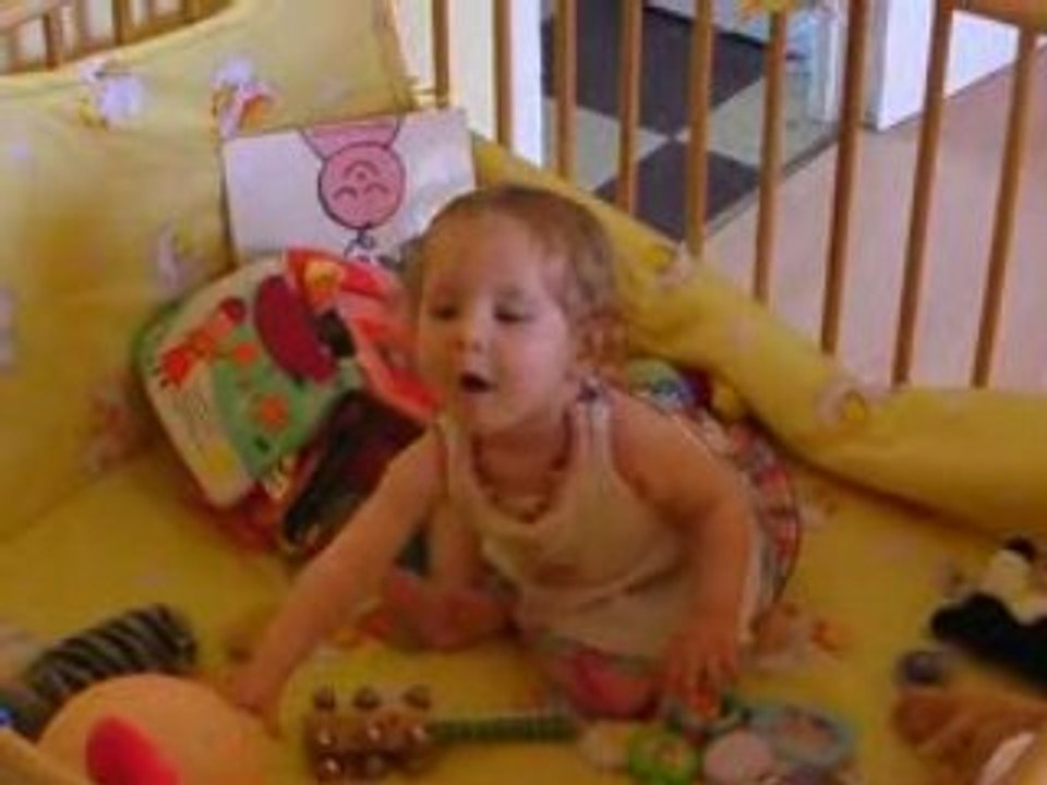 Céleste joue au ballon