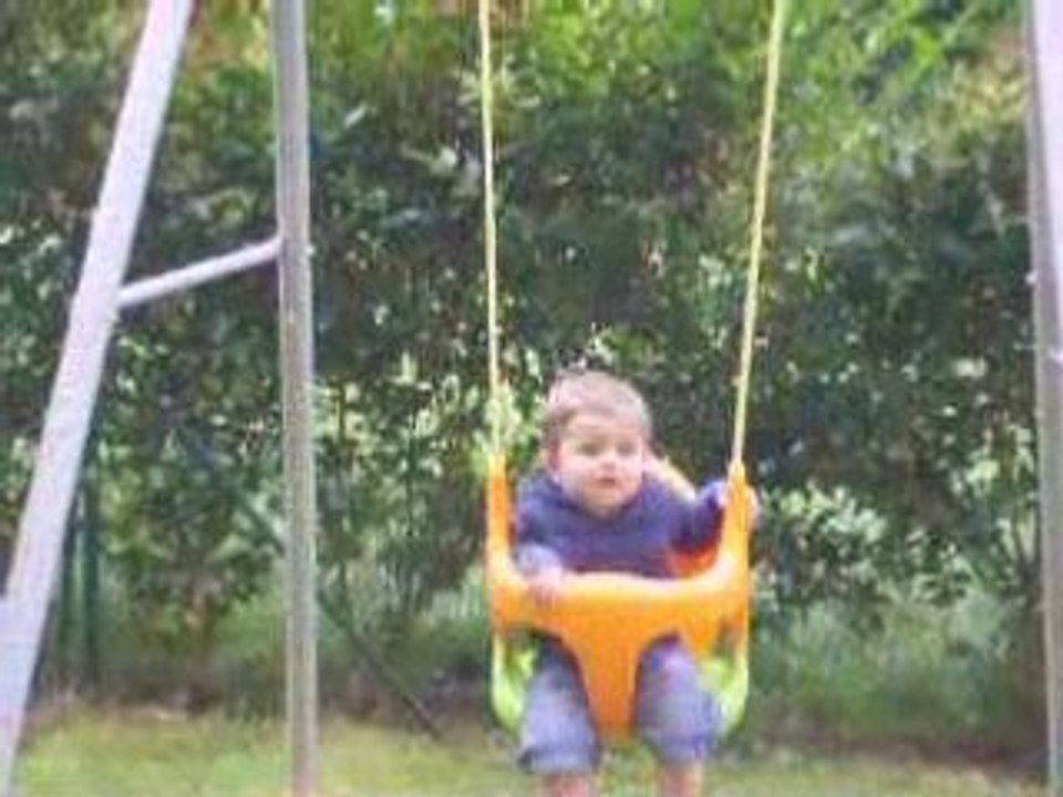 loulou sur la balancoire