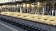 RE 421 393 (TEE) und RE 421 387 (Rheingold) Durchfahrt Bahnhof Thun (CH)