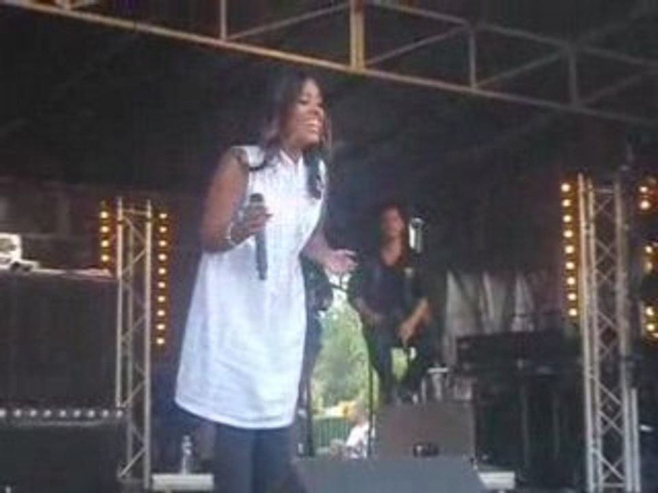 Amel Bent - Ne Retiens Pas Tes Larmes