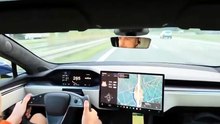 Tesla Model S Plaid à 286 km/h : un pneu Goodyear décolle, l’accident évité de justesse