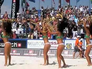 Les danseuses du beach volley font le show